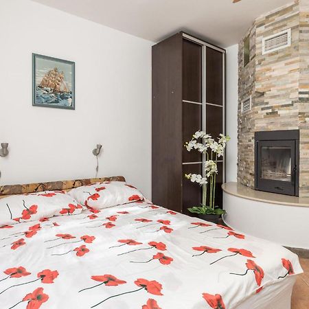 1 Bedroom Beautiful Apartment In Vrh Vrh  외부 사진
