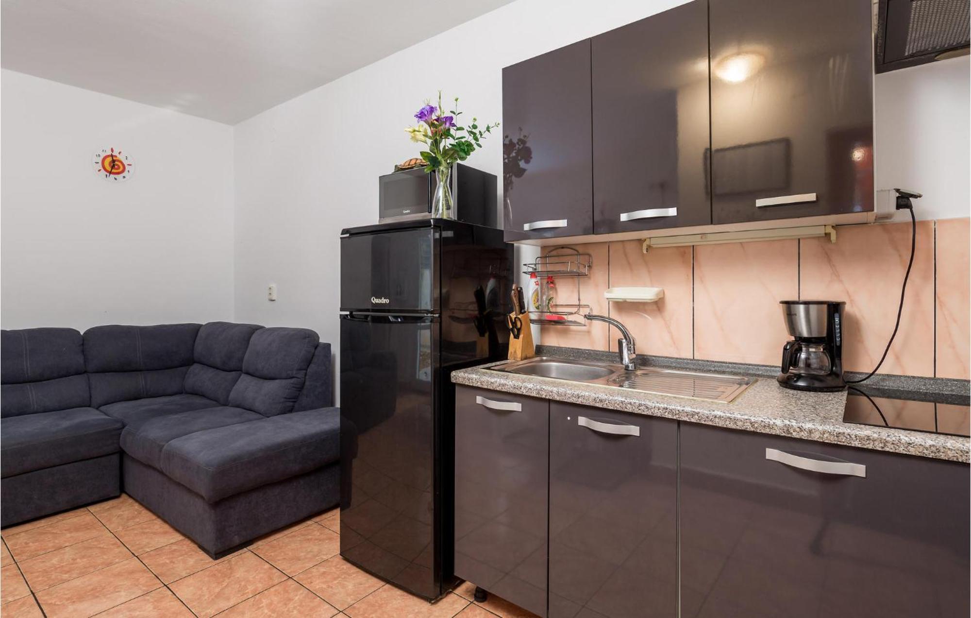 1 Bedroom Beautiful Apartment In Vrh Vrh  외부 사진