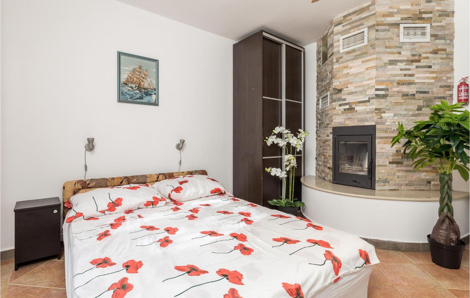1 Bedroom Beautiful Apartment In Vrh Vrh  외부 사진