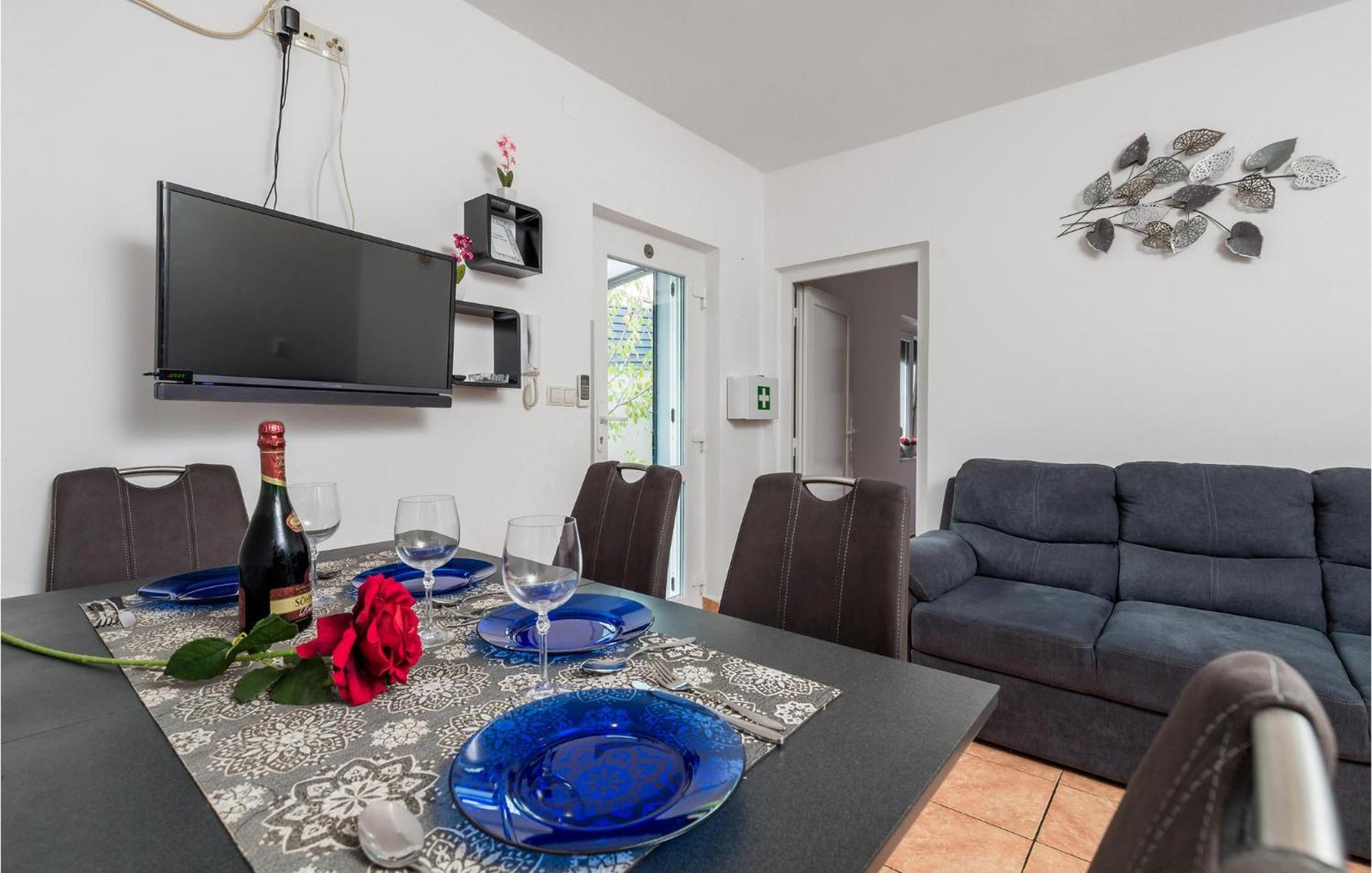 1 Bedroom Beautiful Apartment In Vrh Vrh  외부 사진