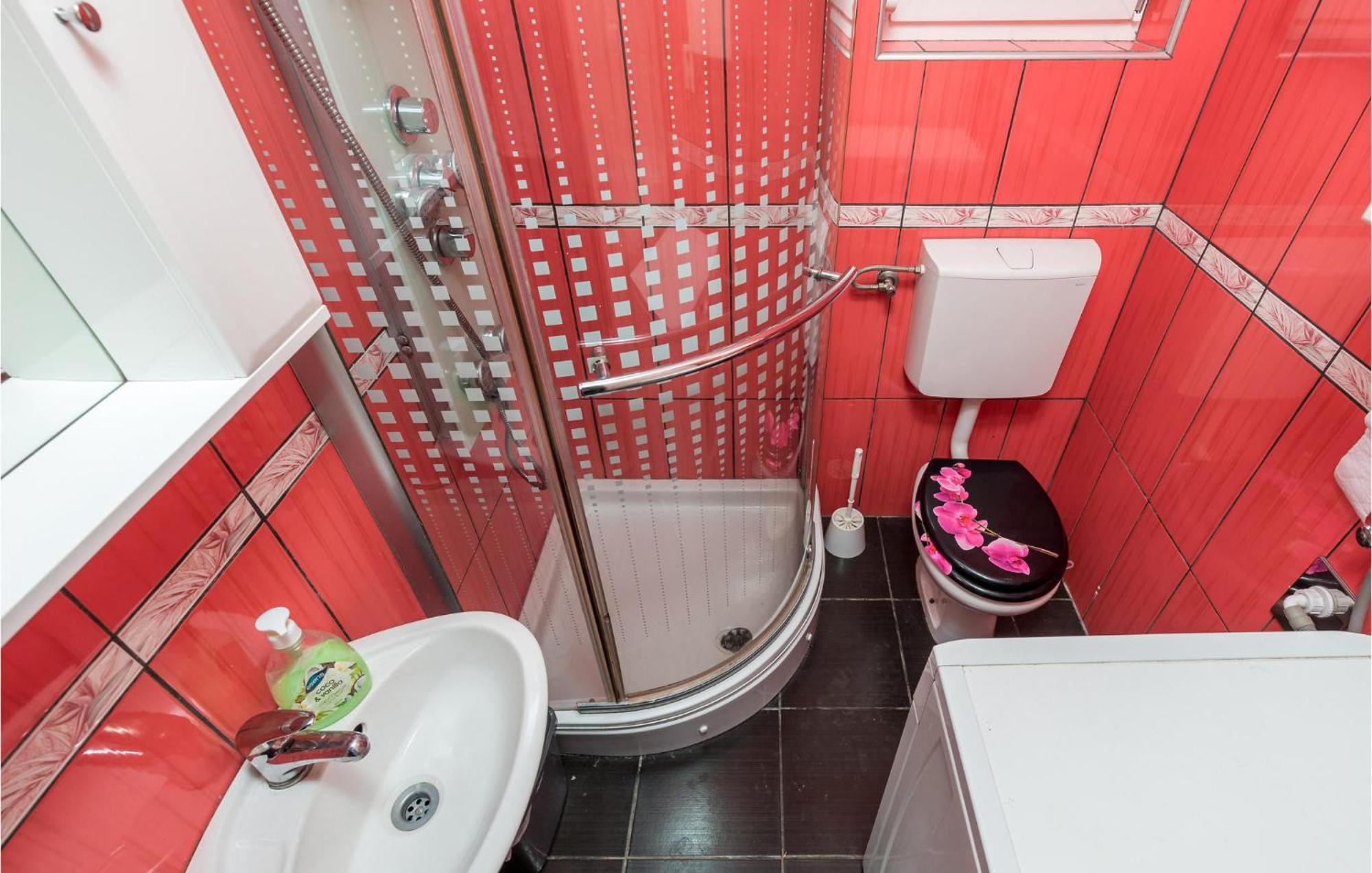 1 Bedroom Beautiful Apartment In Vrh Vrh  외부 사진