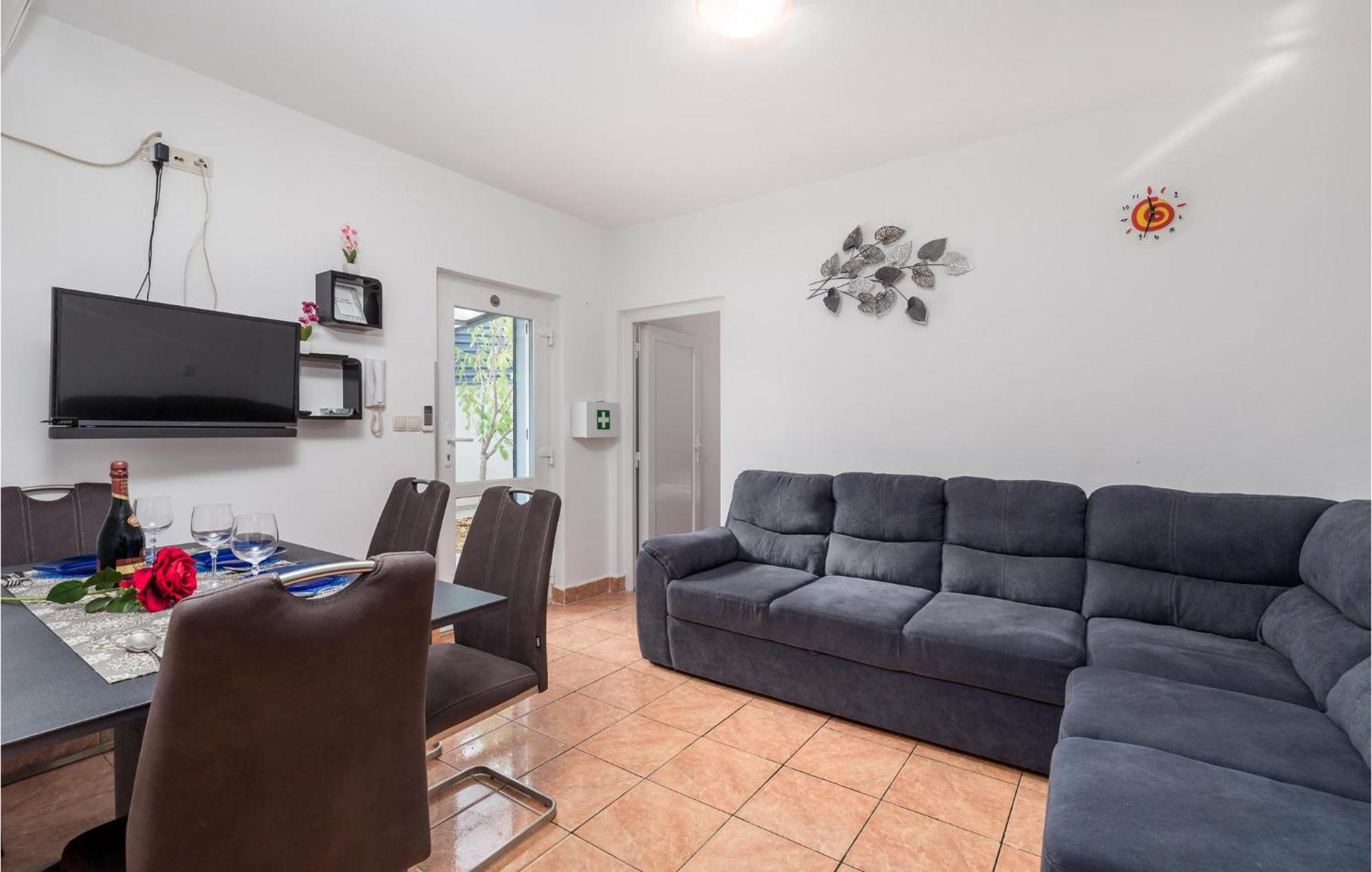 1 Bedroom Beautiful Apartment In Vrh Vrh  외부 사진