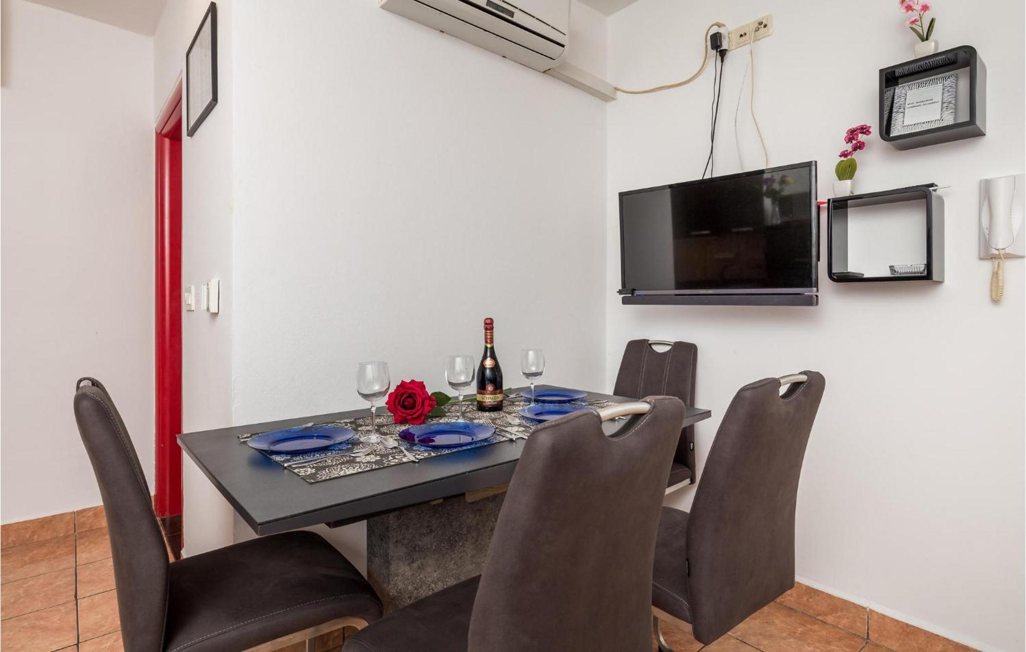 1 Bedroom Beautiful Apartment In Vrh Vrh  외부 사진