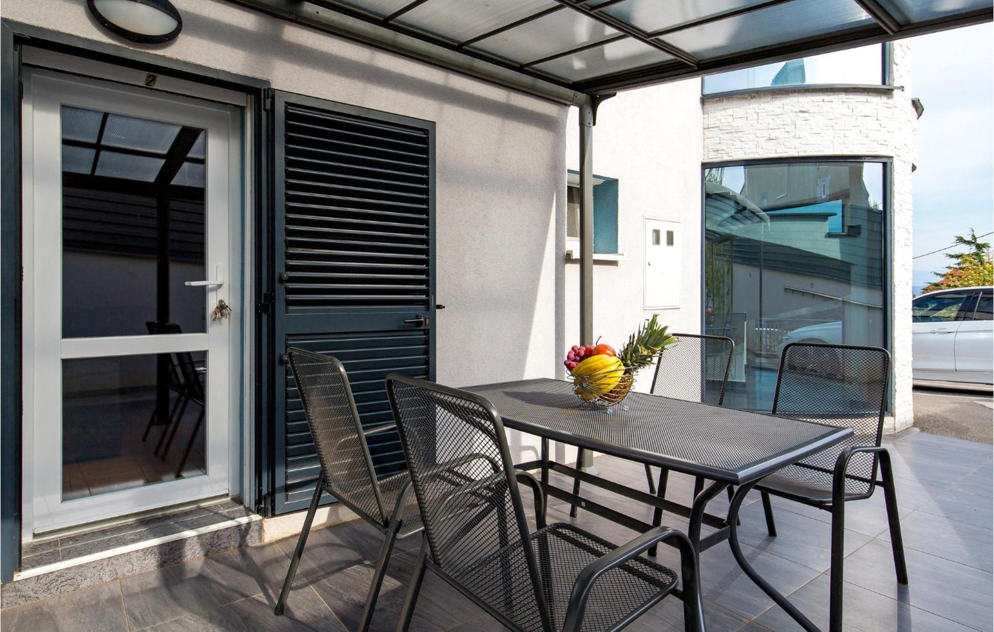1 Bedroom Beautiful Apartment In Vrh Vrh  외부 사진