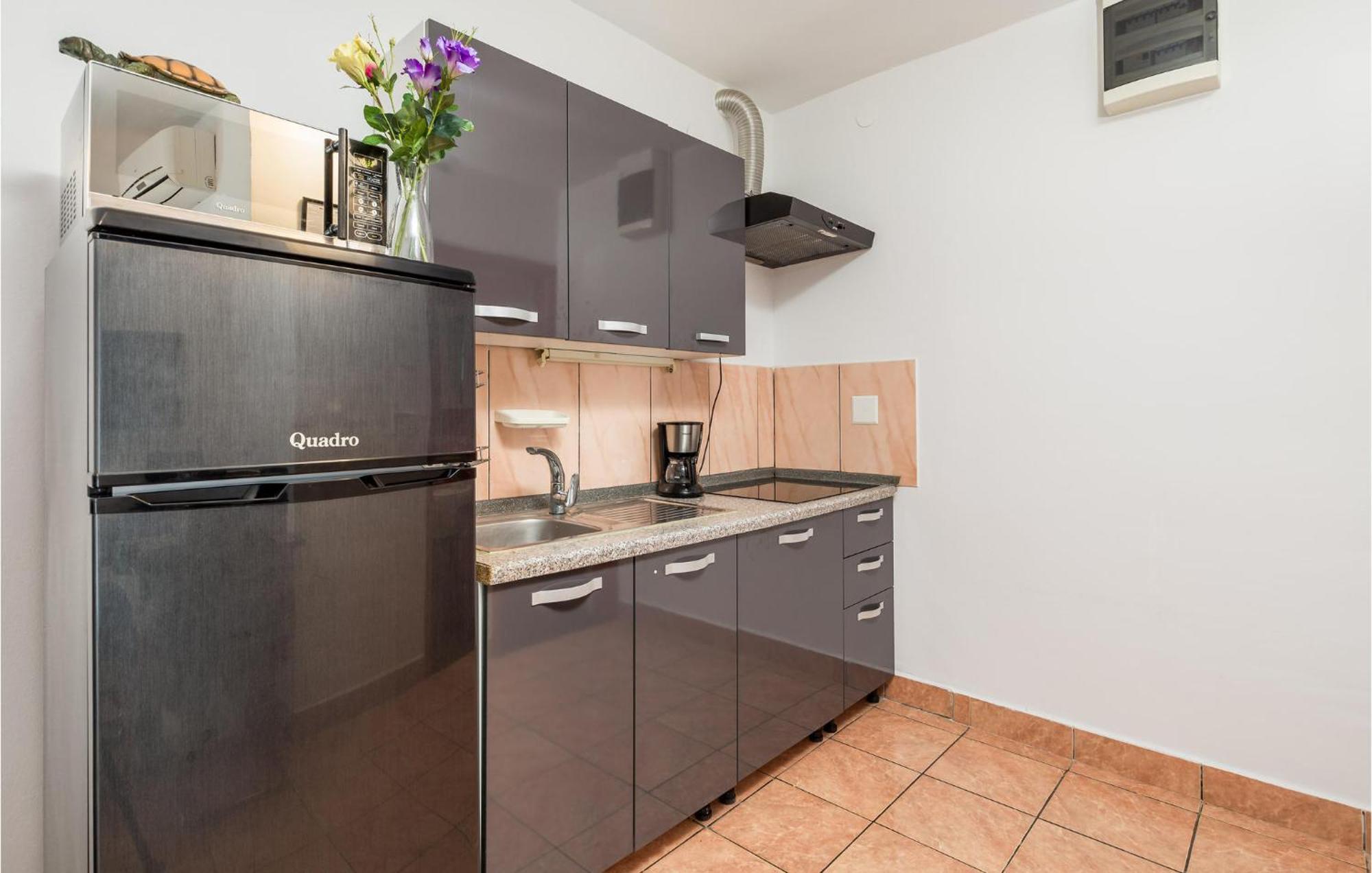 1 Bedroom Beautiful Apartment In Vrh Vrh  외부 사진