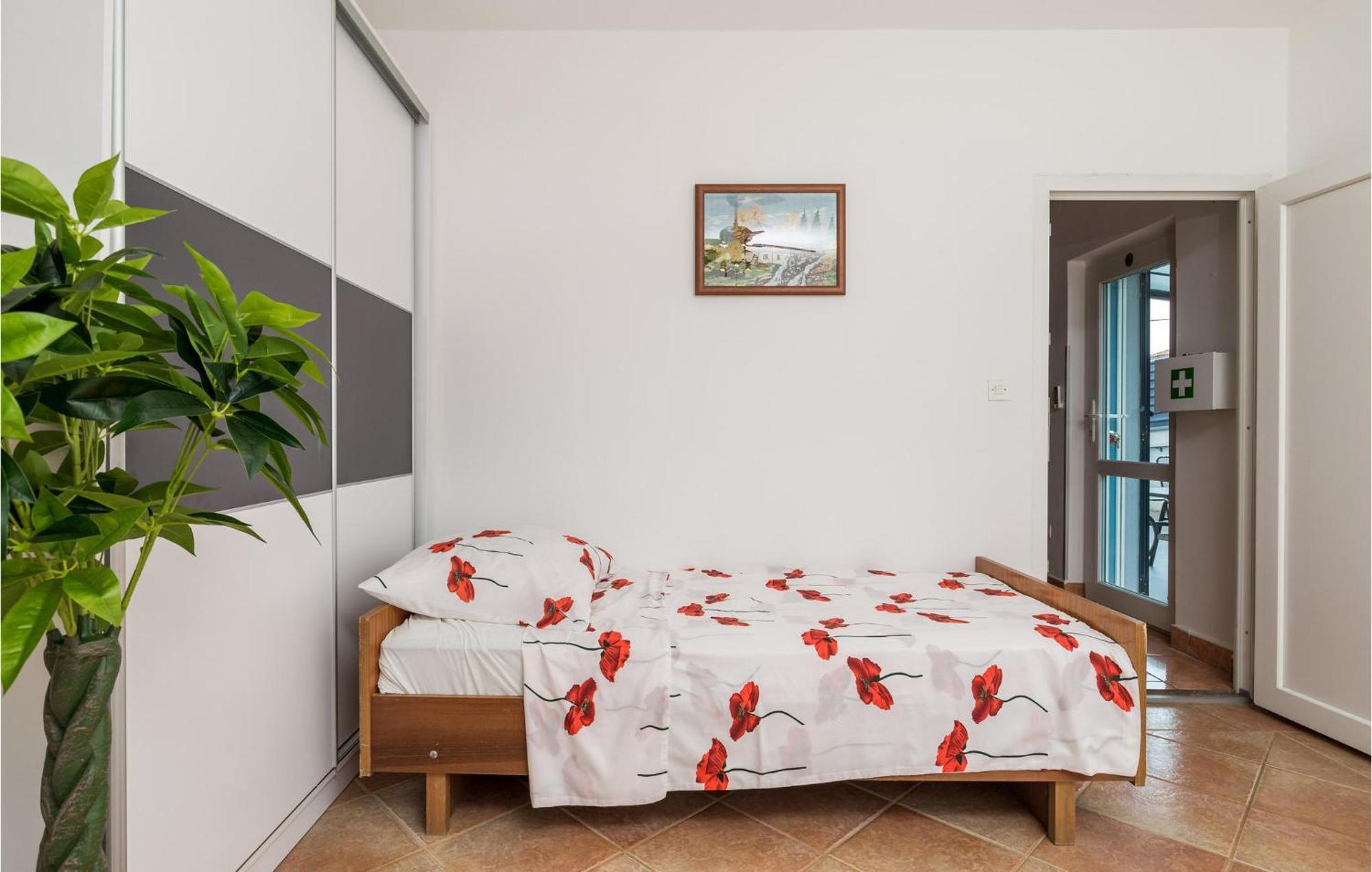 1 Bedroom Beautiful Apartment In Vrh Vrh  외부 사진