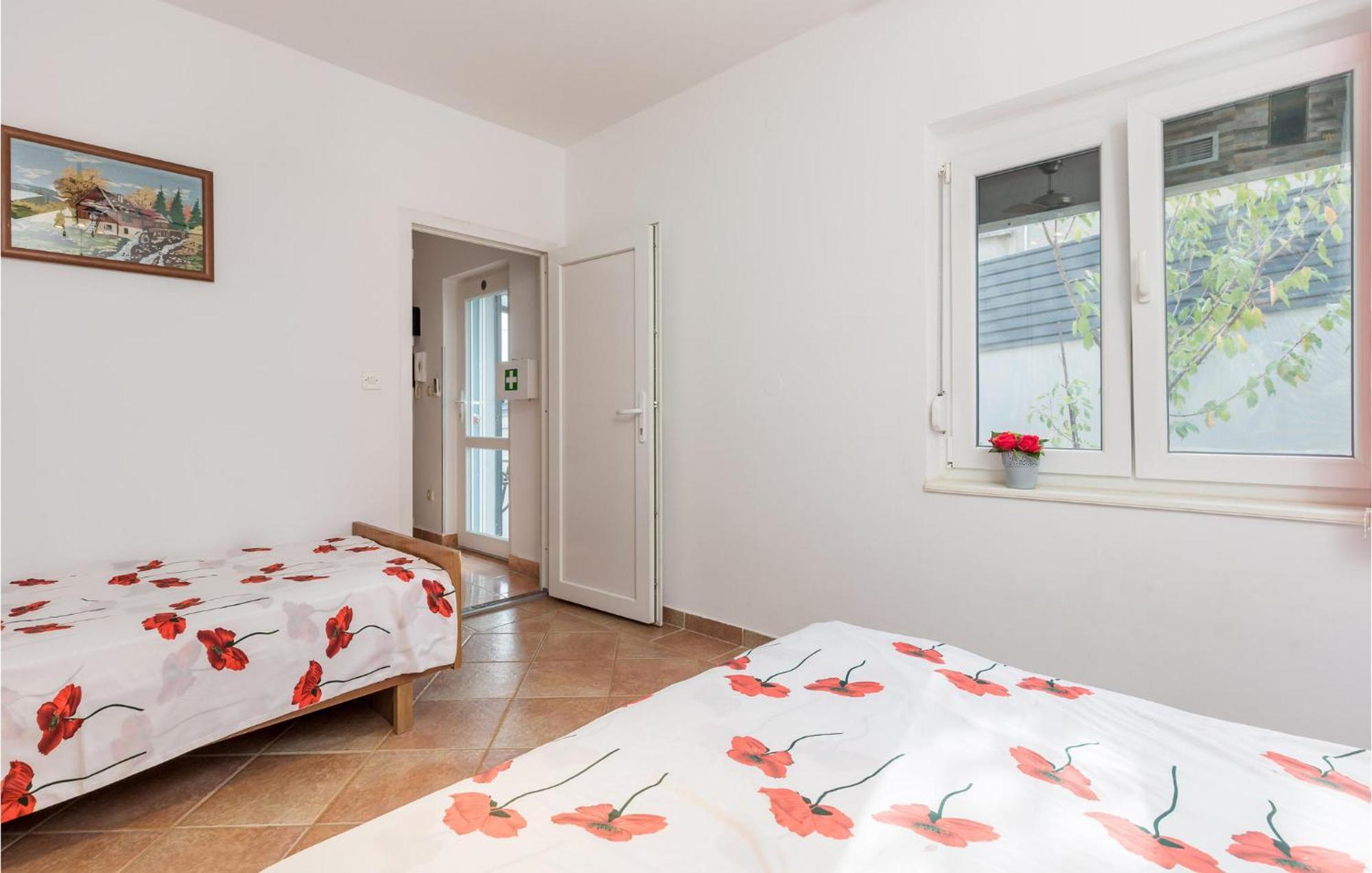 1 Bedroom Beautiful Apartment In Vrh Vrh  외부 사진
